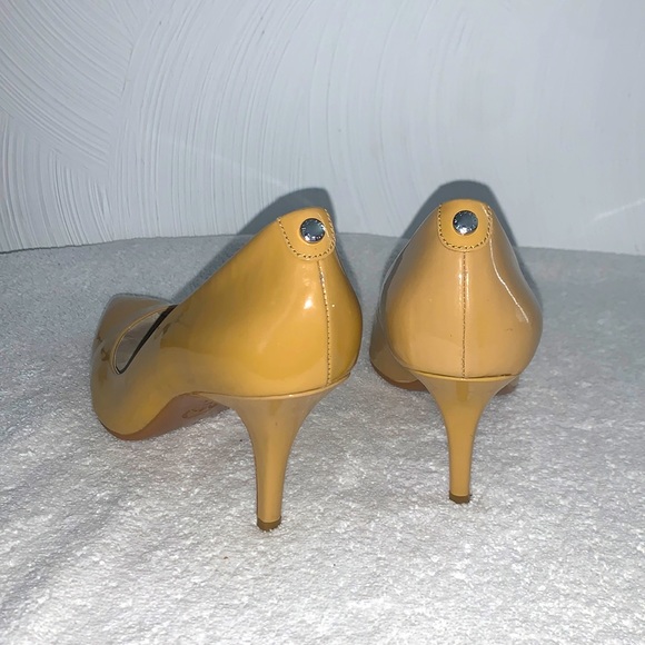 Micheal Kors Sz 8 Dijon mustard color heels w/ pointy toe - Picture 4 of 6